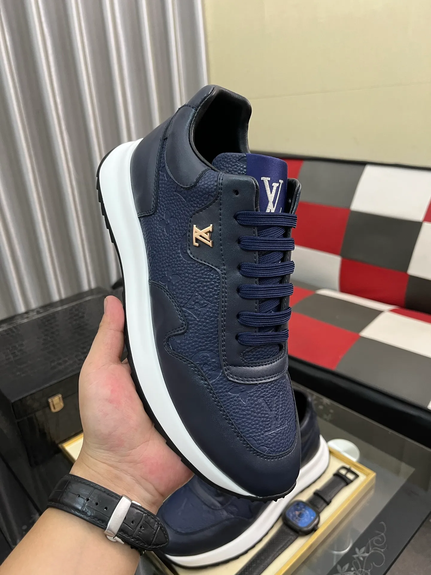 Men's shoes💰438⌚️⌚️《Louis vuitton/LV Louis Vuitton》original quality.~ Unique modern style sneakers. 🏃A must-have casual shoe for trendy men😍😍 Original brand imported from Italy, imported original leather, cowhide lining (refuses to discolor and grind feet) sole: original sole provided by the original factory, French lazy style design ⚠️Fit to the feet, original quality, super comfortable original sole. Code number: 38-443️⃣Colors available